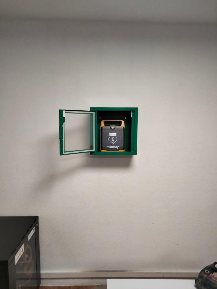 Imagen El Ayuntamiento de Castiello de Jaca instala un nuevo defibrilador en el Centro social de Aratorés